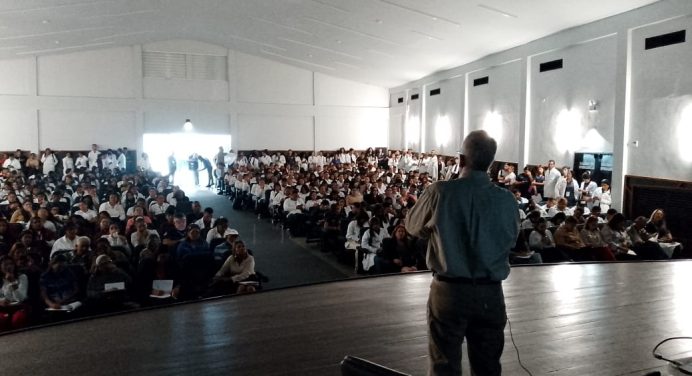 Dictan conferencia sobre Bioética a estudiantes de la Universidad de la Salud