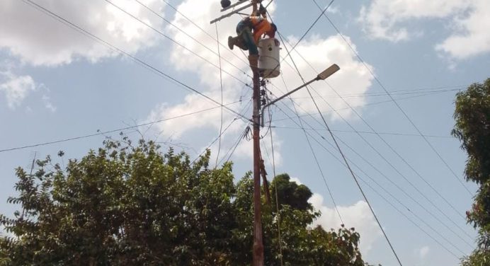 En Aguasay colocan 5 transformadores para mejorar la red electrica