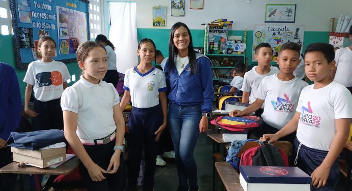 Más de 2 mil 500 uniformes y útiles entregó en Boquerón Autoridad Única de Educación