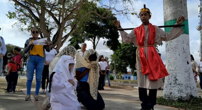 Con tradicional Viacrucis educativo dan inicio a la Semana Santa en Zamora