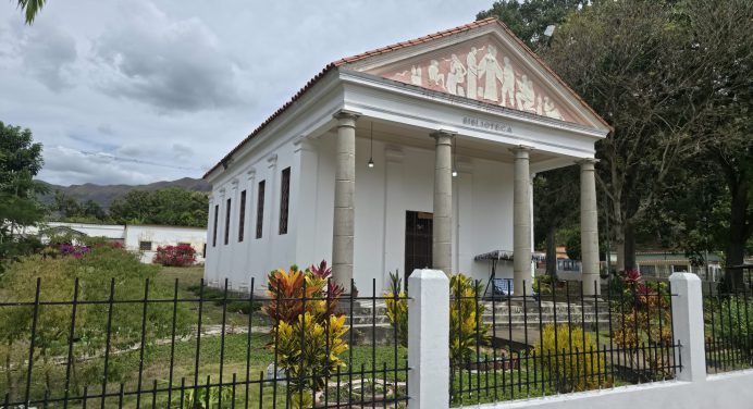 Biblioteca William Henry Phelps: Un faro de luz y conocimiento en San Antonio de Capayacuar
