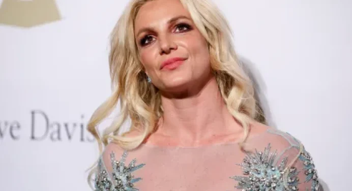 Britney Spears ingresa voluntariamente en centro de rehabilitación