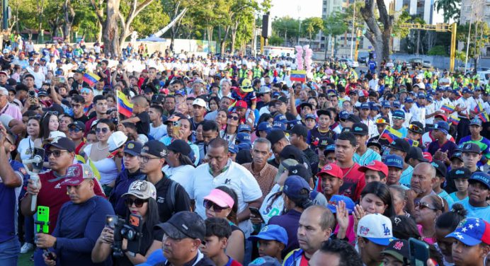 Luna, deportistas y fanáticos homenajean Copa del Clásico Mundial de Béisbol 2026