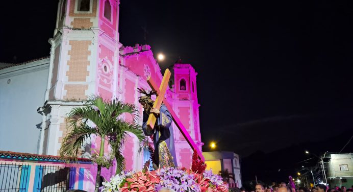 Feligreses en San Antonio de Capayacuar renuevan su fe esta Semana Santa