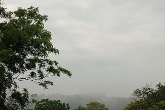 cielos nublados y lloviznas