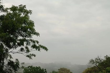 cielos nublados y lloviznas