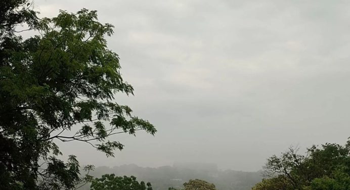 Lunes con cielos nublados y lloviznas en varios estados del país