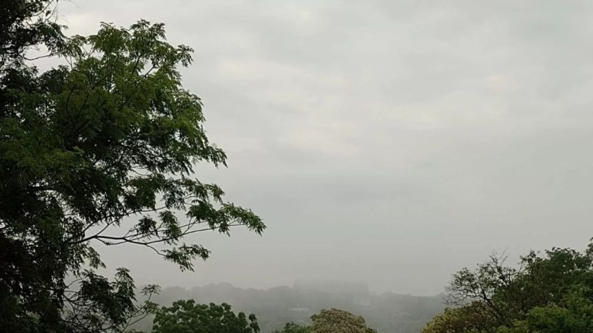 cielos nublados y lloviznas