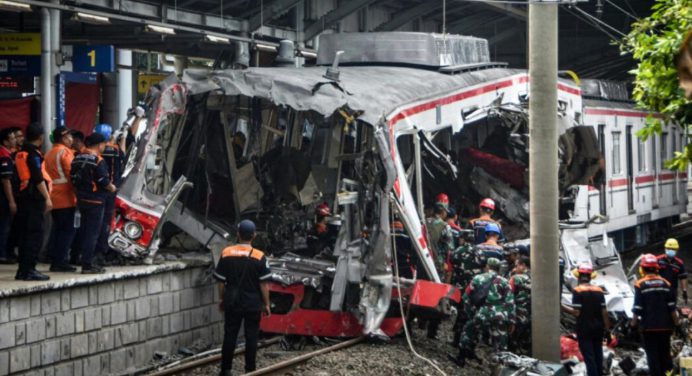 Choque de trenes en Indonesia: La cifra de muertos asciende a 16