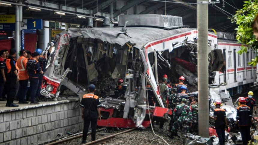 Choque de trenes en Indonesia