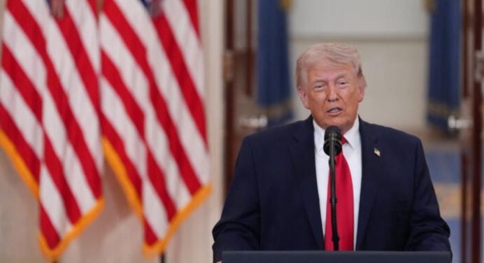 Trump acepta detener bombardeos contra Irán por dos semanas