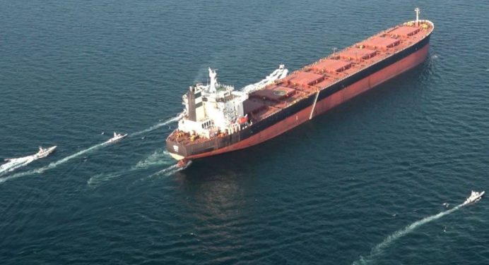 Estrecho de Ormuz: Primeros buques cruzan tras anuncio de tregua