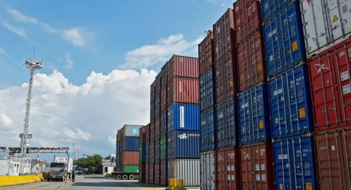 Ecuador oficializa alza del 50 % al 100 % de los aranceles a Colombia