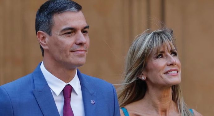 La mujer de Pedro Sánchez enfrentará juicio por 4 delitos por decisión de juez español