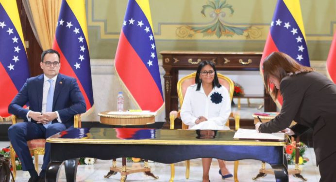 Delcy Rodríguez firma acuerdos con Chevron para impulsar la producción petrolera