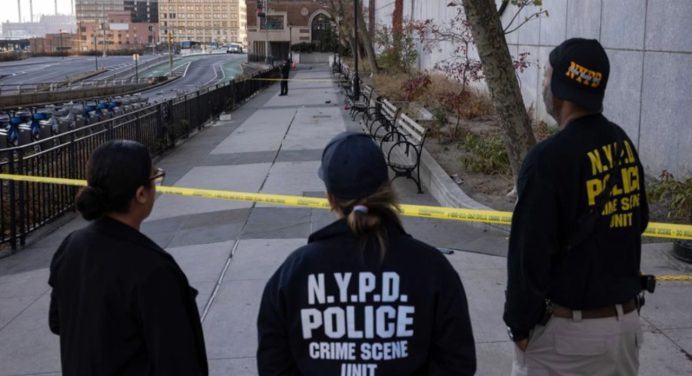 Policía de Nueva York mata a hombre que apuñaló a varias personas en el metro