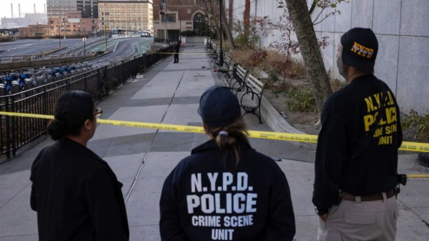 Policía de Nueva York mata a hombre que apuñaló a varias personas en el metro 1 Policía de Nueva York