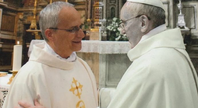 El papa León pide honrar el legado de Francisco a un año de su muerte