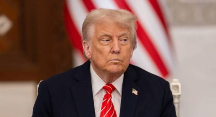 Trump revela que Irán enfrenta un colapso y busca reabrir el estrecho de Ormuz