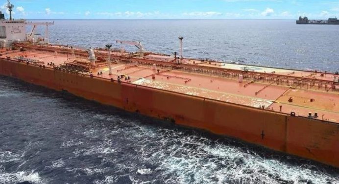 EE.UU. intercepta y aborda un buque cisterna con crudo iraní en el Índico 