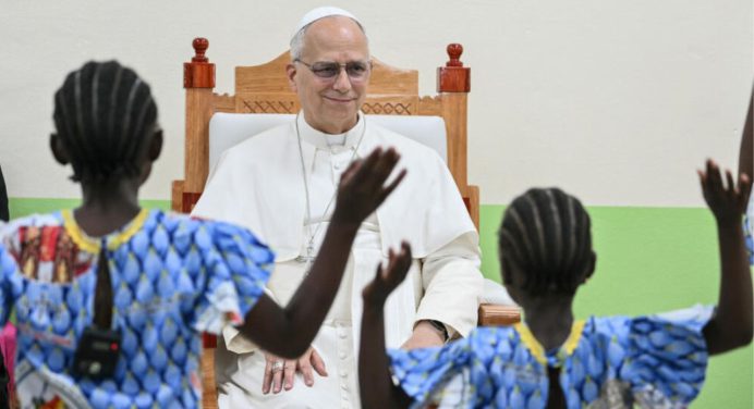 El papa en Camerún: El mundo está siendo destruido por unos pocos tiranos