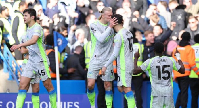 Manchester City goleó al Chelsea y aspira al título de la Premier