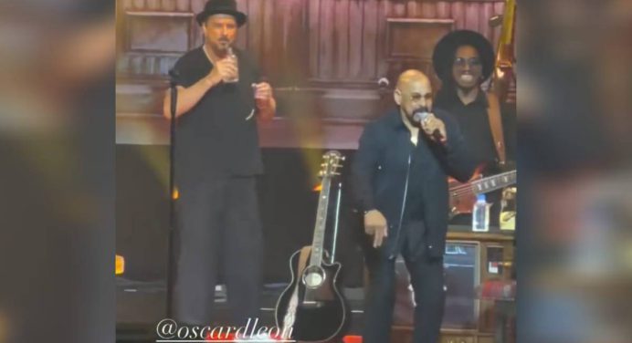 Oscar D’León causó furor al cantar “Llorarás” en concierto de Ricardo Arjona