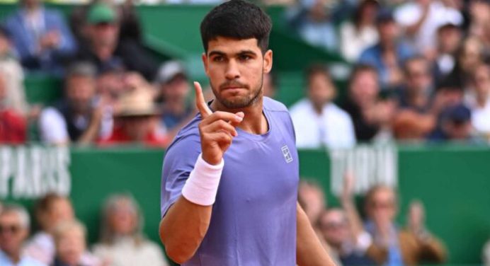 Carlos Alcaraz llegó a su victoria 300 en el circuito y espera rival