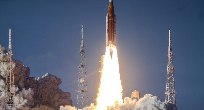 Astronautas de Artemis II despiertan en la nave Orión y orbitan la Tierra en su primer día