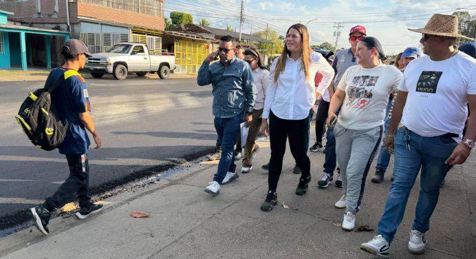 Alcaldesa Ana Fuentes supervisó trabajos de asfaltado en Las Cocuizas