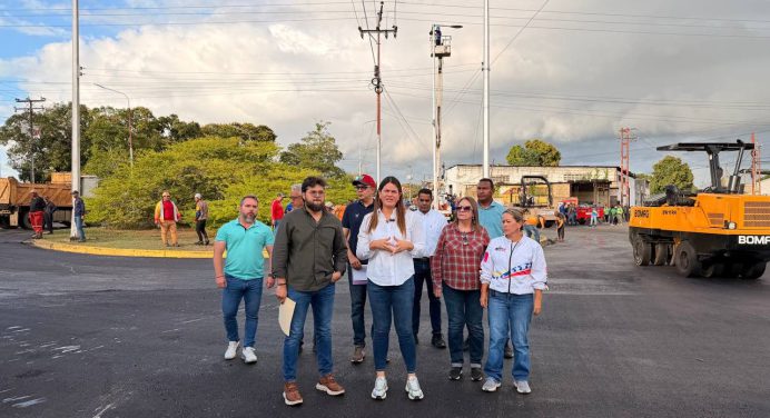 Alcaldesa Ana Fuentes y gobernador Ernesto Luna supervisaron asfaltado en Las Cocuizas