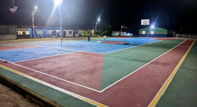 Alcalde Ortiz y juventud comunera entregan nueva cancha en el municipio Bolívar