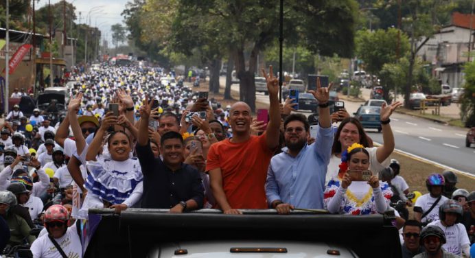 Factores políticos del oficialismo y la oposición se unieron al pueblo para defender la paz