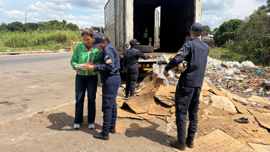 Capturan a dos ciudadanos arrojando basura en la vía pública 1 detención