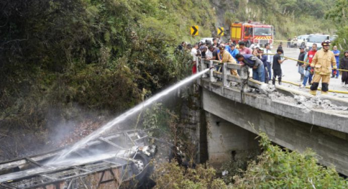 Al menos 11 muertos y 20 heridos en un accidente de autobús en Ecuador
