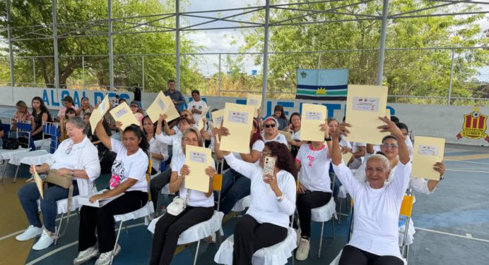 Entregan financiamientos a emprendedoras de la comuna «Lanceros socialistas del Sur»