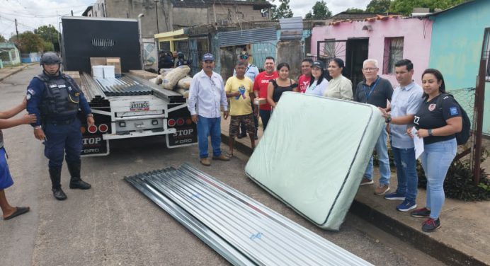 Atienden a familias afectadas por vientos huracanados en Brisas del Morichal