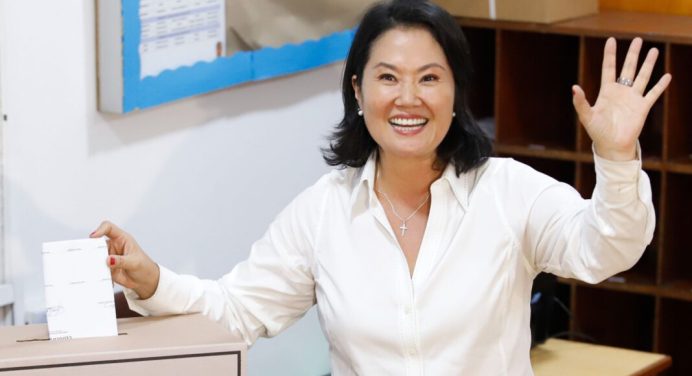 Keiko Fujimori lidera elecciones en Perú y hay empate en el segundo puesto