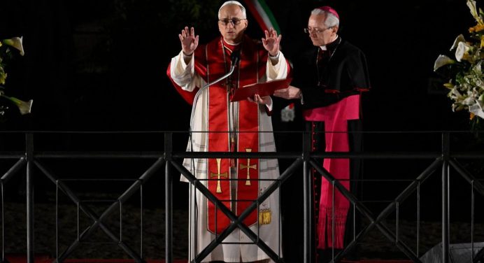 Papa León XIV preside su primer Vía Crucis con llamado contra la guerra y el abuso de poder