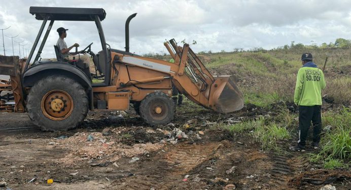 Alcaldía cierra el paso en la avenida Juana La Avanzadora por trabajos de saneamiento