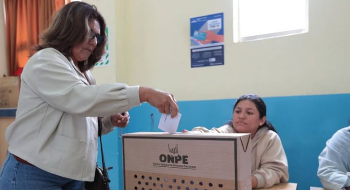 Extienden jornada electoral en Perú tras retrasos en entrega de material