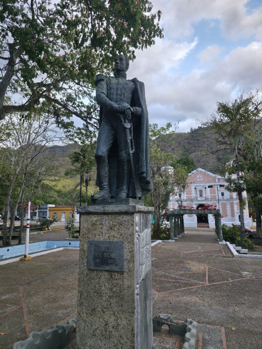 Biblioteca William Henry Phelps: Un faro de luz y conocimiento en San Antonio de Capayacuar 10 photo 2 2026 04 07 21 58 45