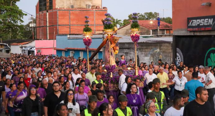 Multitudinaria procesión del Nazareno en la Catedral de Maturín