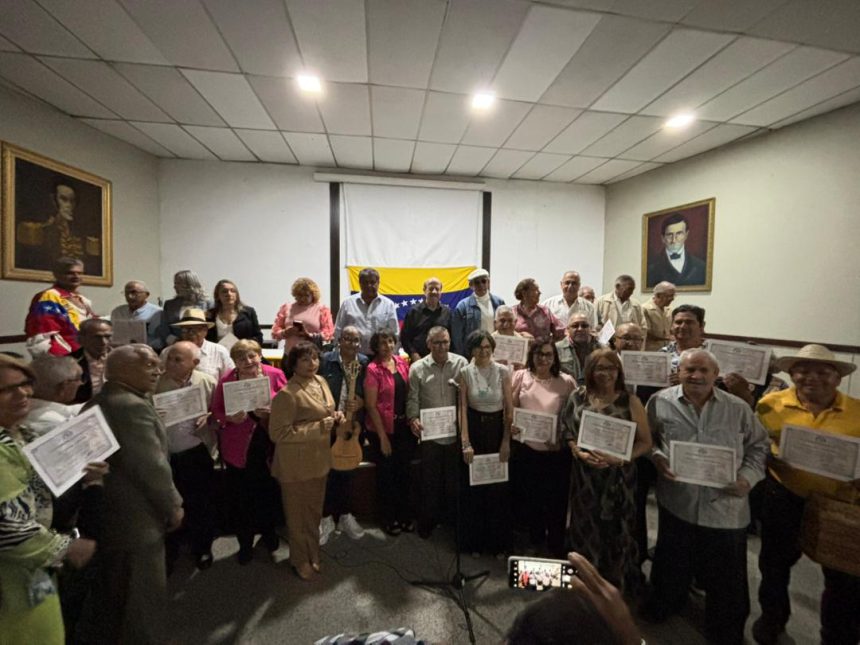 Entregado el VIII Reconocimiento ciudadano en el Colegio de Médicos 1 reconocimiento