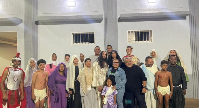 Espíritu de la Semana Santa recorrió calles de Santa Bárbara con el Vía Crucis viviente