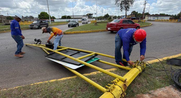 Alcaldía de Maturín retira semáforo tras ser derribado en accidente vial