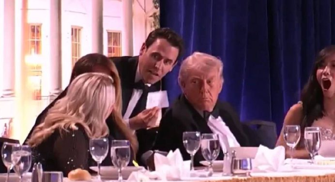 Servicio secreto evacúa a Trump de cena de corresponsales tras aparentes disparos (+video)