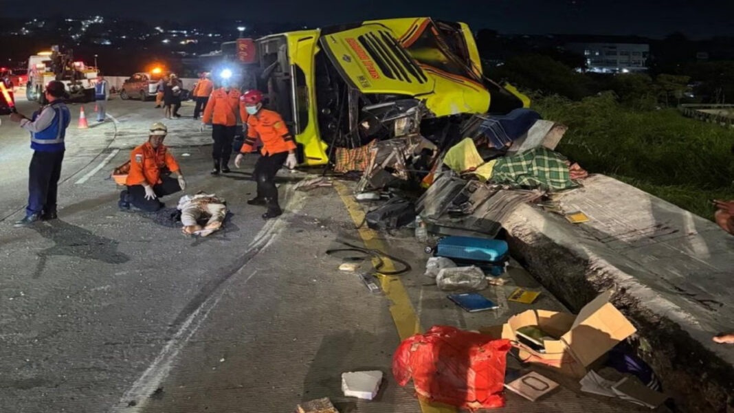 Choque en Indonesia entre un autobús y un camión cisterna deja 16 muertos 2 Choque en Indonesia