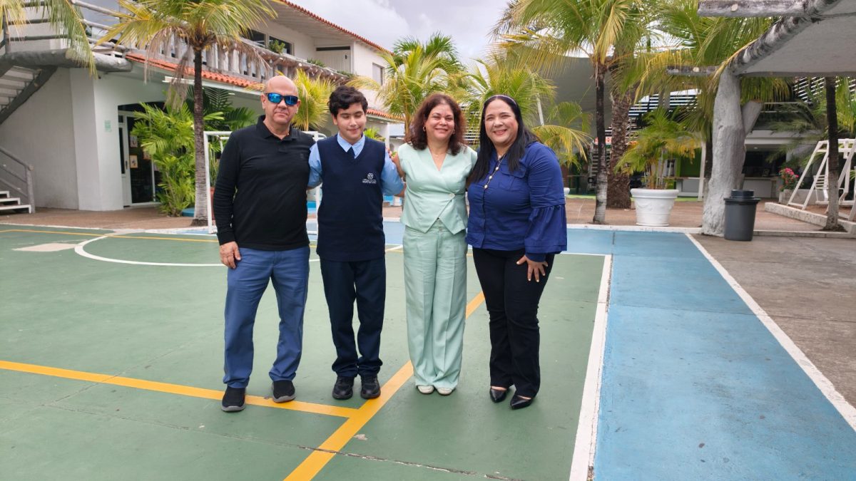 Jose Carlos sus padres y maestra