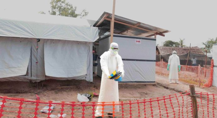 OMS reporta más de 900 casos de ébola en la RDC